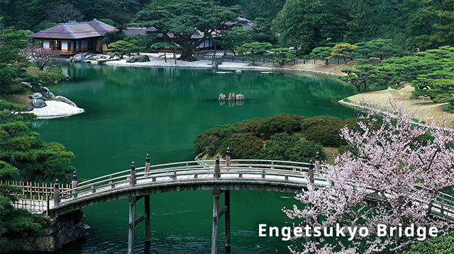 栗林公園偃月橋與池塘園景