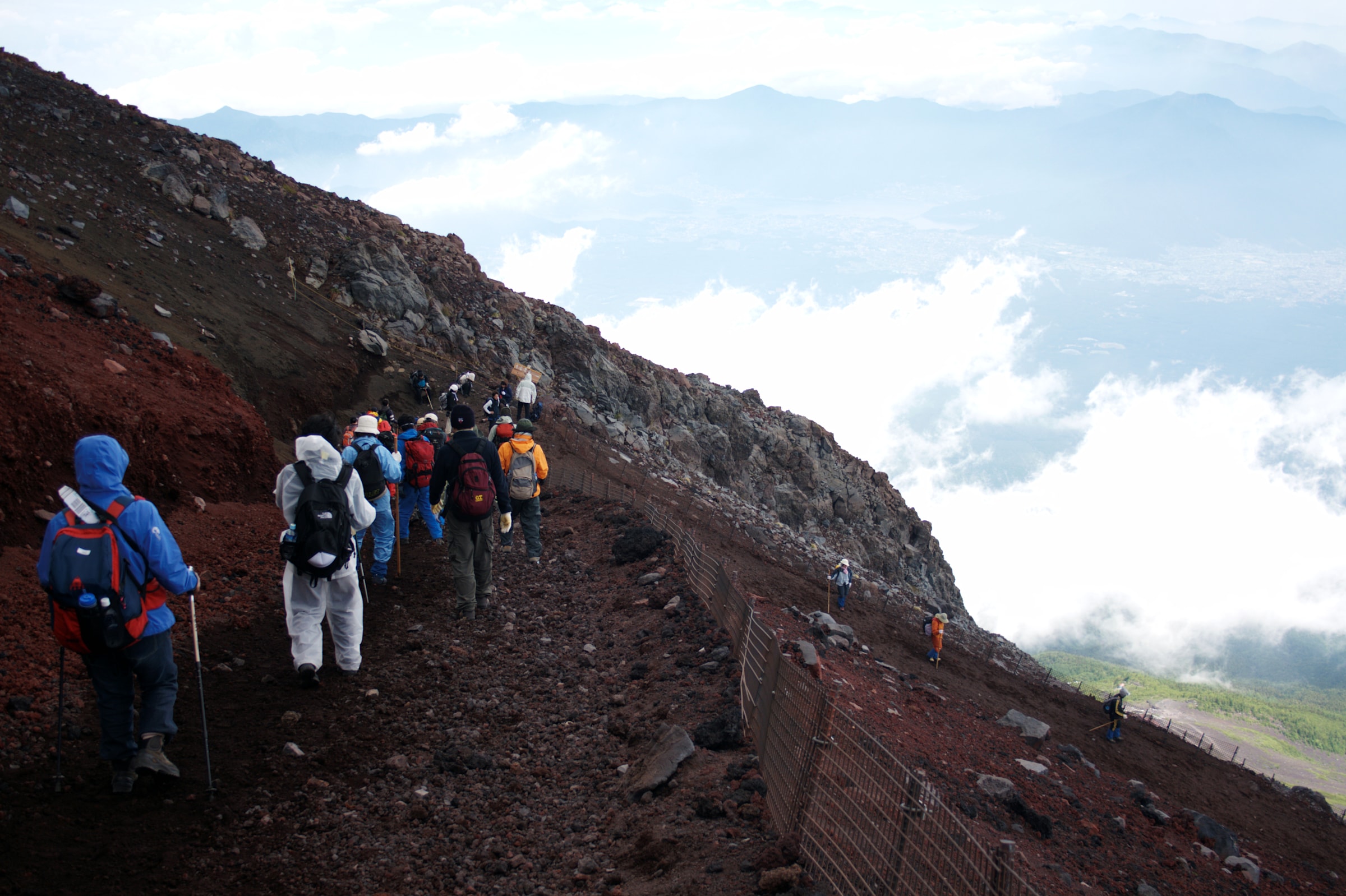 富士山吉田路線登山道上有登山者前行