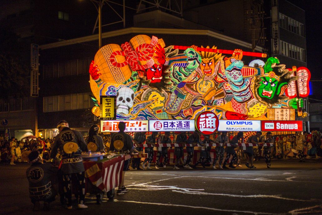 青森睡魔祭夜間巡遊大型燈籠山車