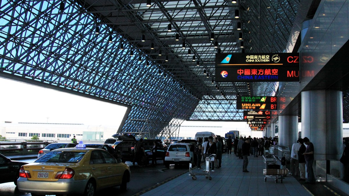 桃園國際機場第二航廈外的旅客落客區與指示牌