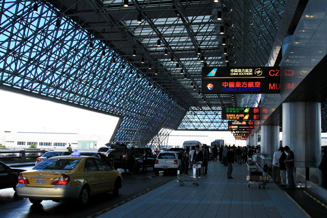 桃園國際機場第二航廈外的旅客落客區