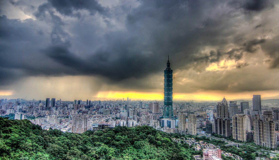 颱風期間台北天際線與烏雲