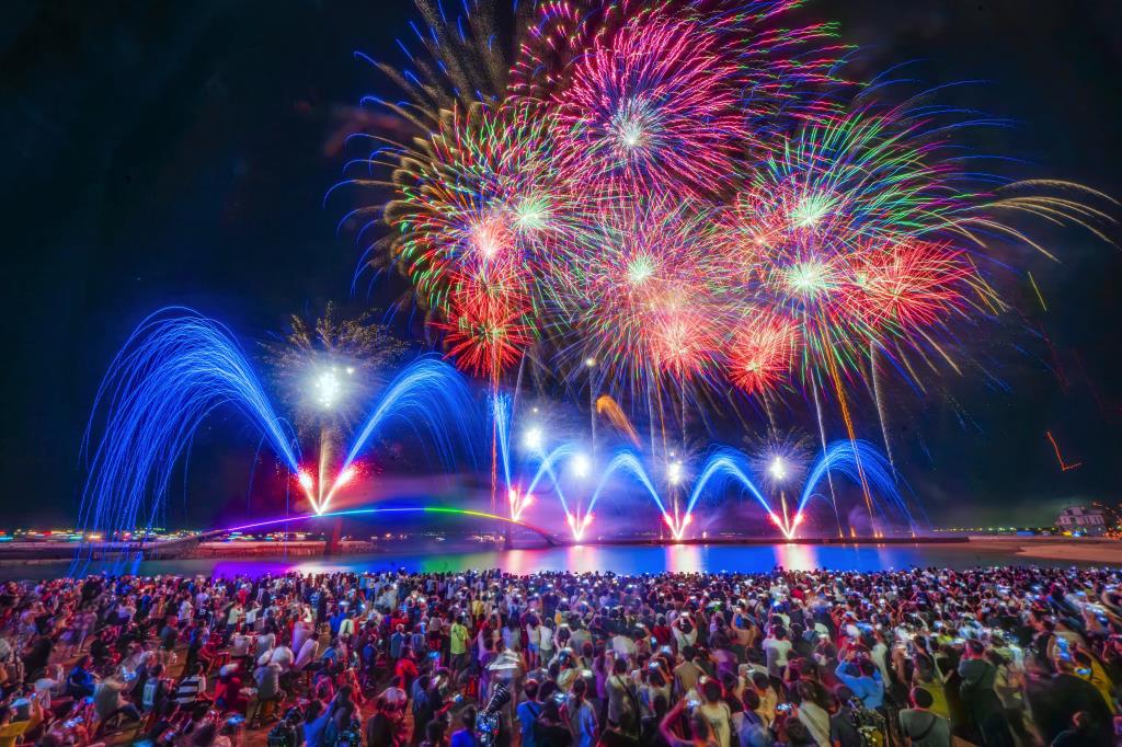 澎湖夜空下的海上花火與觀眾